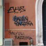 Per non parlare poi delle frasi sull�antifascismo che campeggiano un po� ovunque e delle recenti contro Salvini